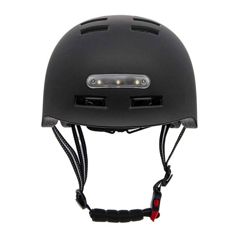 Casco con luz led delantera/trasera