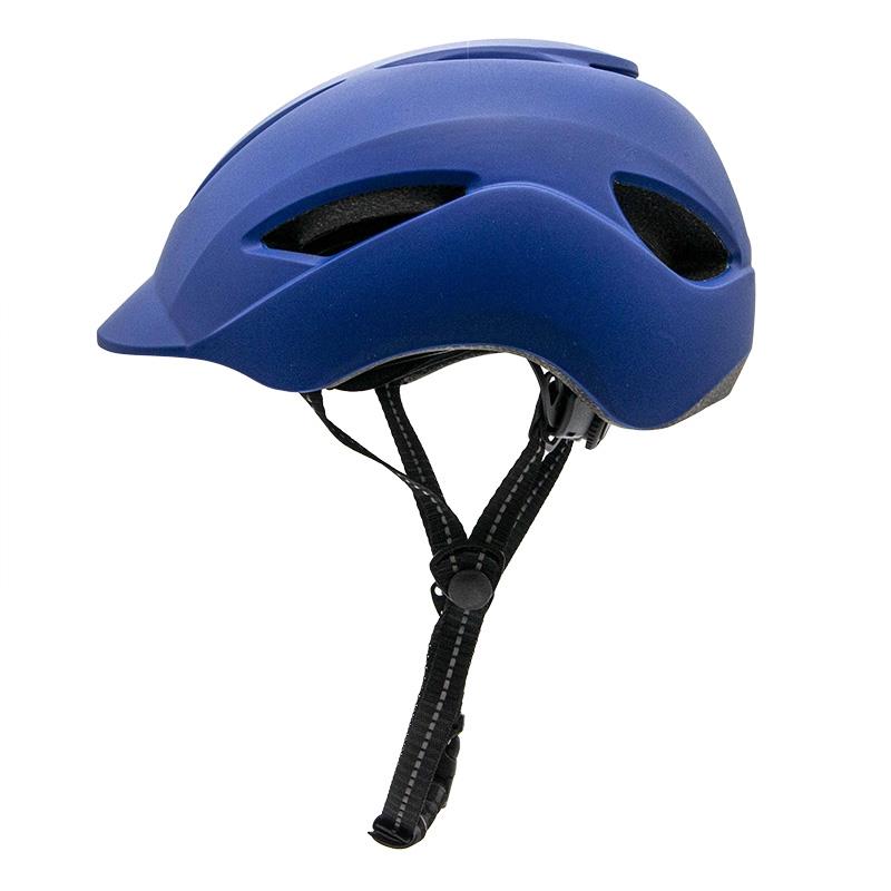 Casco con diseño peculiar y visor para el sol.