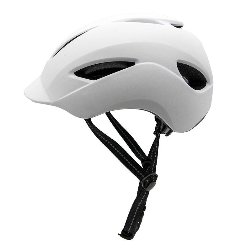 Casco con diseño peculiar y visor para el sol.