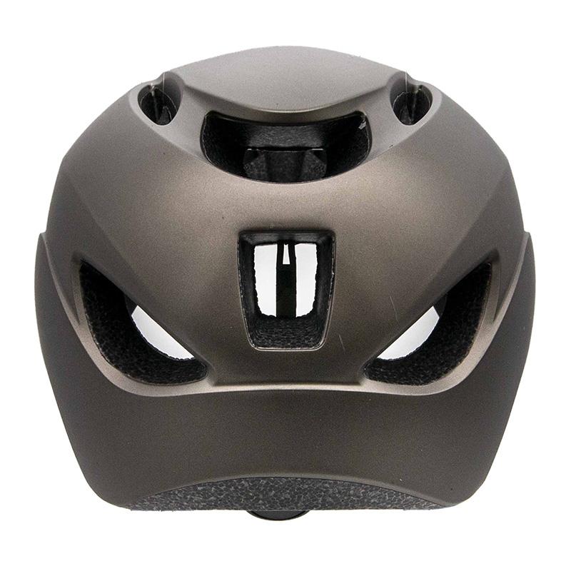 Casco con diseño peculiar y visor para el sol.