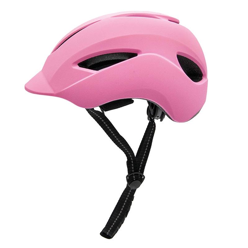 Casco con diseño peculiar y visor para el sol.