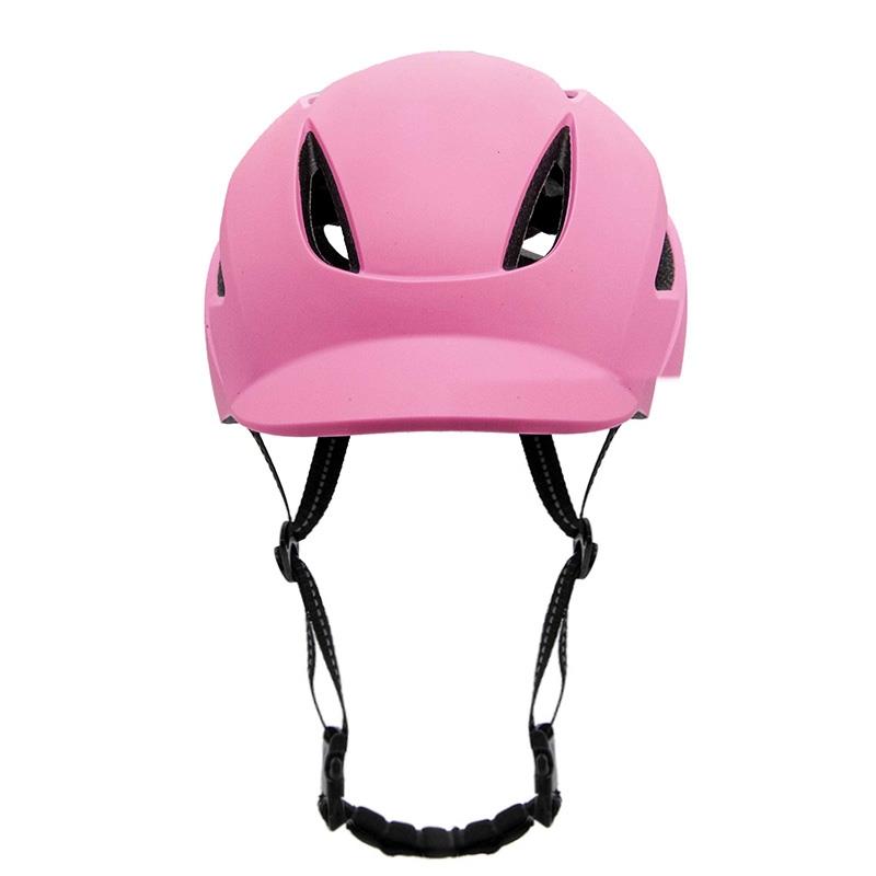 Casco con diseño peculiar y visor para el sol.