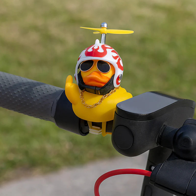 Pato casco hélice tiburón con dedo