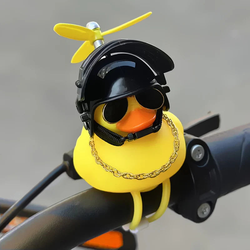 Pato casco hélice tiburón con dedo