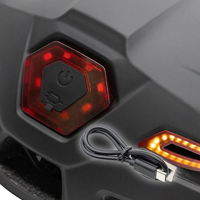 Casco negro con intermitente