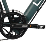Bicicleta eléctrica urbana Atria azul claro 700c con marco de acero y frenos de disco