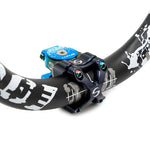 Potencia para manillares de 31,8mm negro-azul