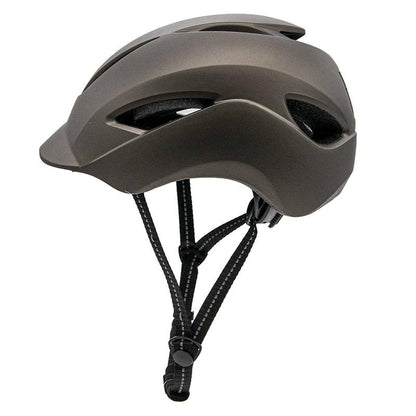 Casco con diseño peculiar y visor para el sol.