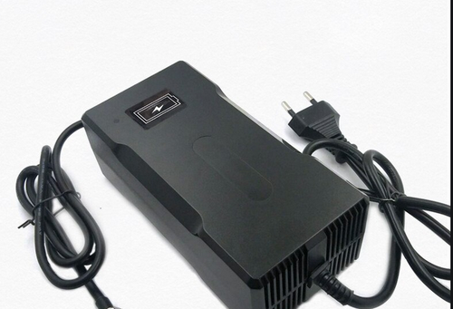 CHARGEUR 42V 5A POUR NINEBOT MAX